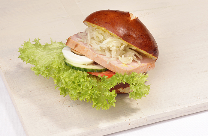 Laugenbrötchen Leberkäse Krautsalat